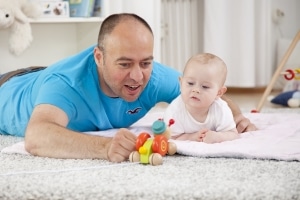 Das Umgangsrecht ermöglicht Vater und Kind, ungestört Zeit miteinander zu verbringen.