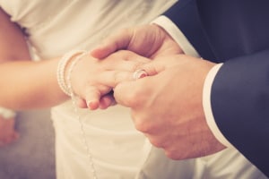 Eine aktuelle Studie zeigt: Eine teure Hochzeit hat oft eine schnelle Scheidung zur Folge.